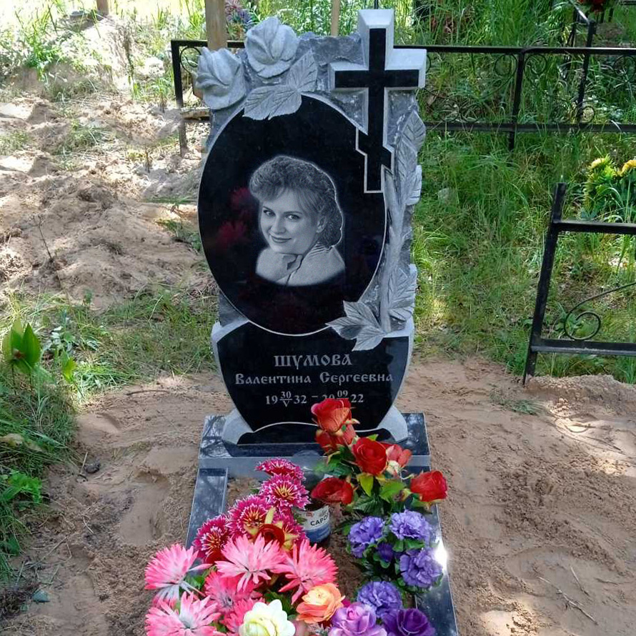 Резной памятник с розами и крестом