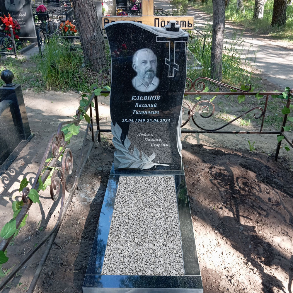 Резной памятник с крестом и веточкой