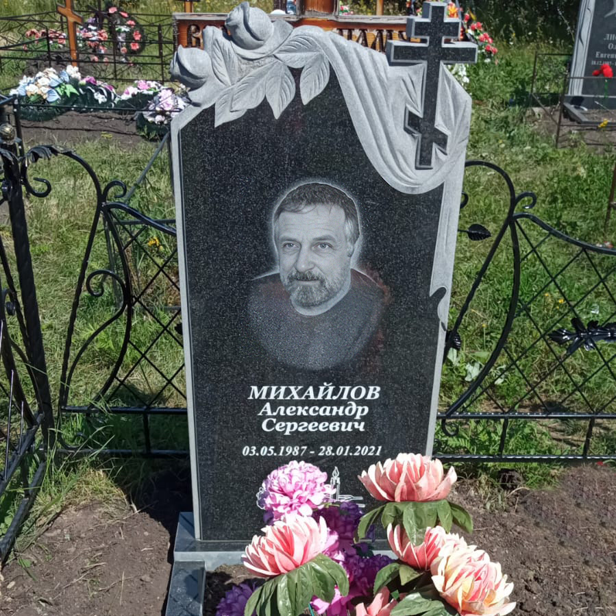 Резной памятник с розами и крестом мужчине