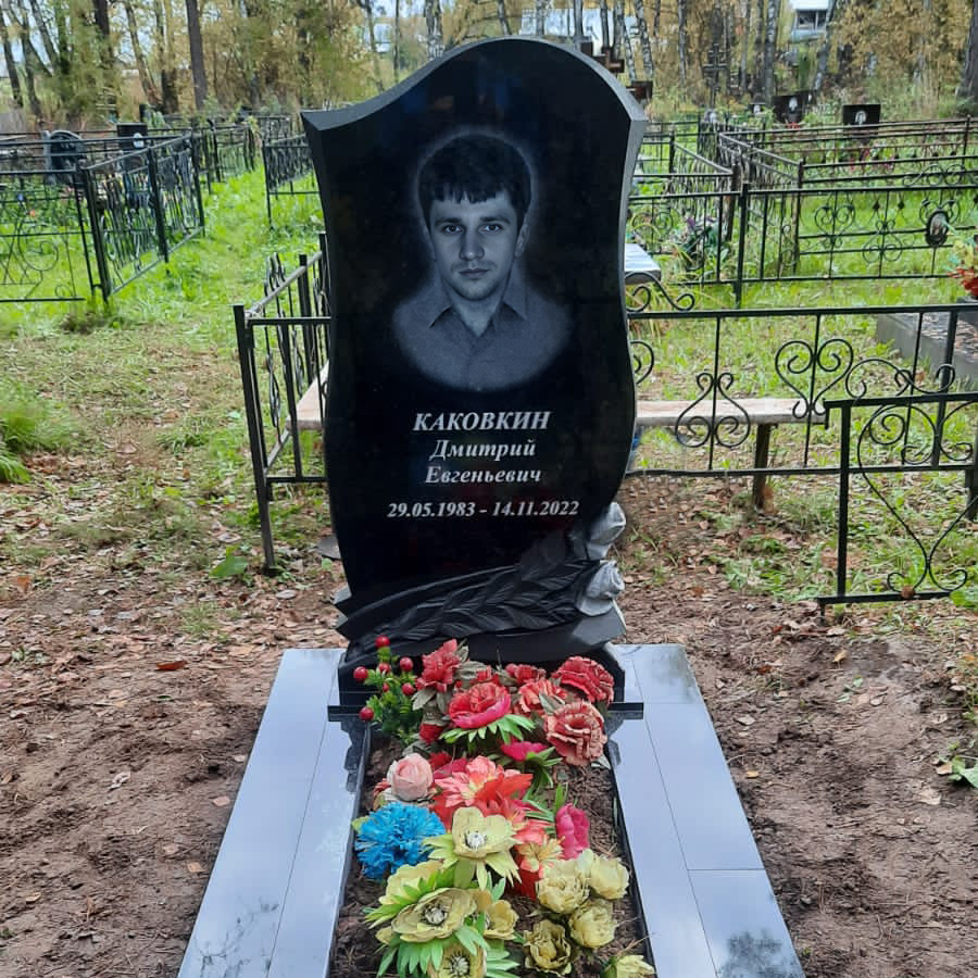 Резной памятник с розами мужчине