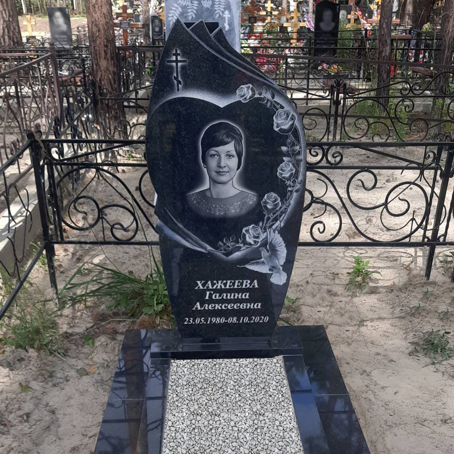 Красивый женский памятник с сердцем