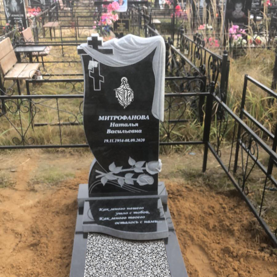 Гранитный памятник с крестом и плащаницей