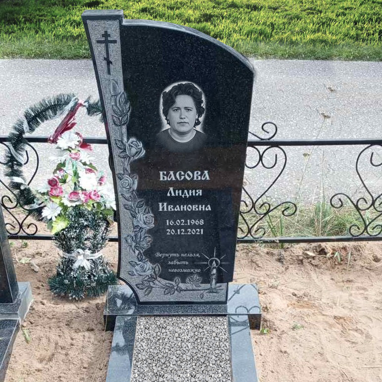 Красивый резной памятник из карельского гранита