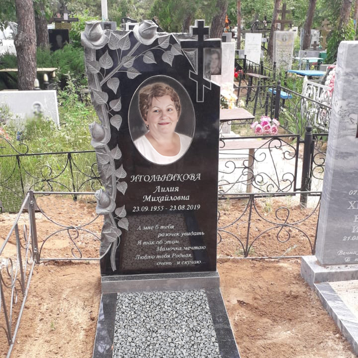 Красивый резной памятник из дымовского гранита с крестом