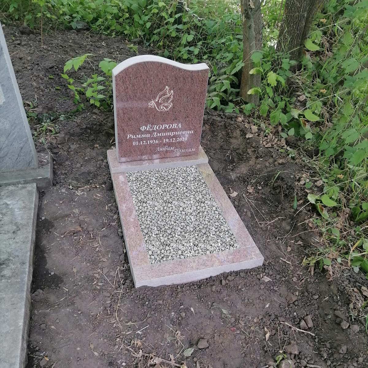 Памятник из розового гранита в форме волны