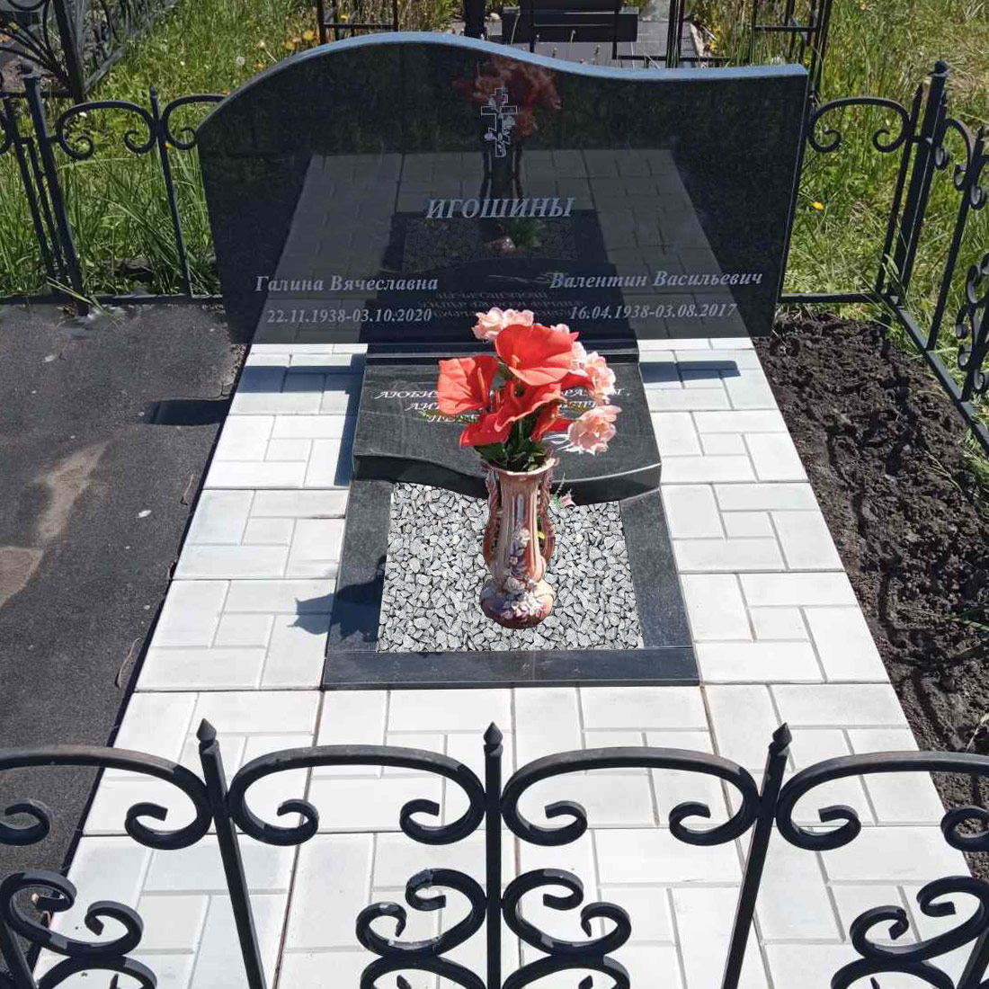 Горизонтальный фигурный памятник для двоих