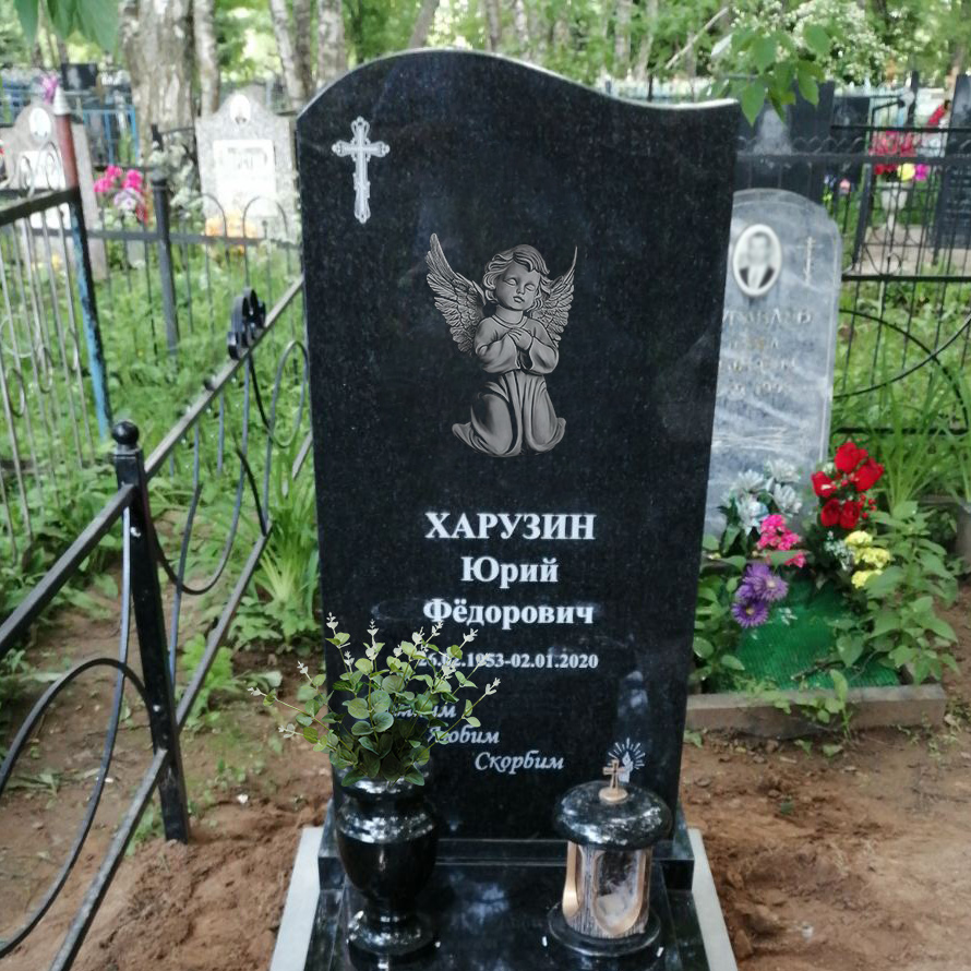 Фигурный гранитный памятник с ангелом