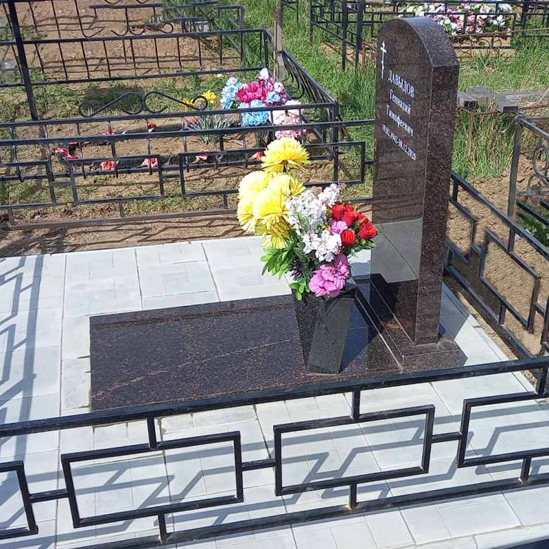 Коричневый фигурный памятник