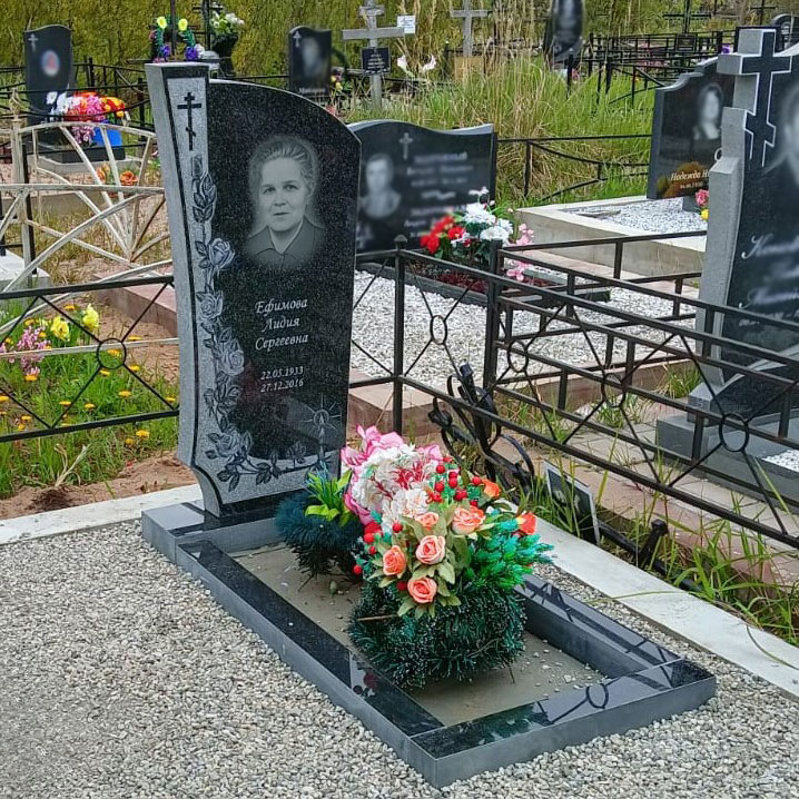 Красивый резной памятник со свечей и с большим портретом