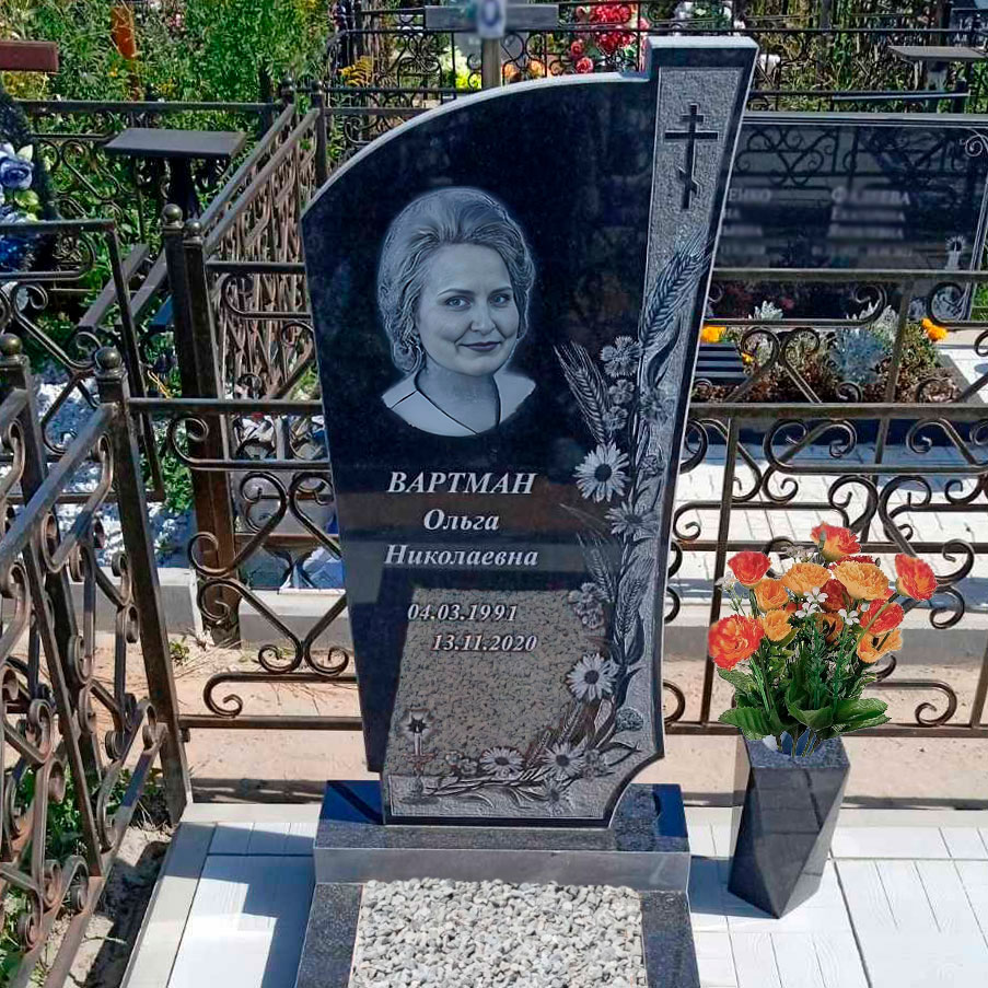Памятник с гравировкой цветов и креста
