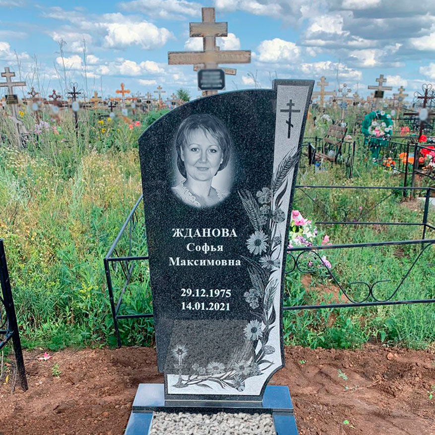 Красивый резной памятник со свечей и с большим портретом