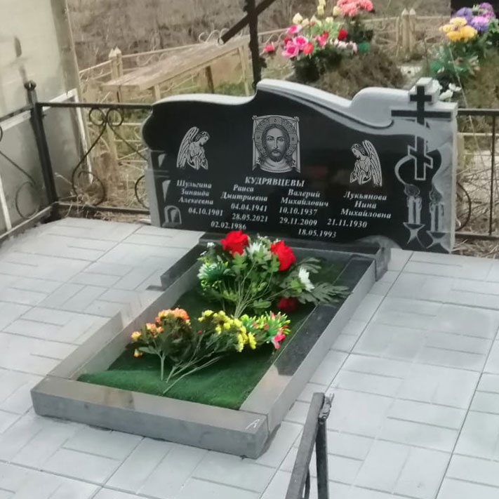 Горизонтальный памятник со свечей в христианском стиле