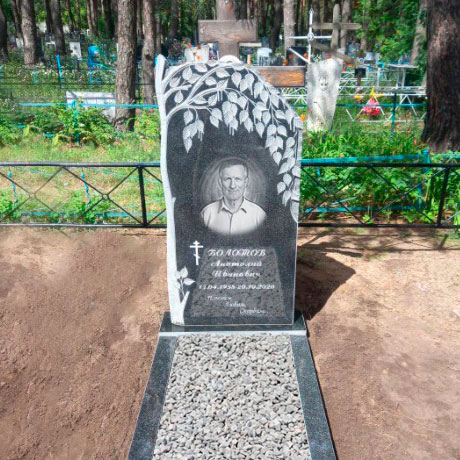 Гранитный памятник с деревом березы