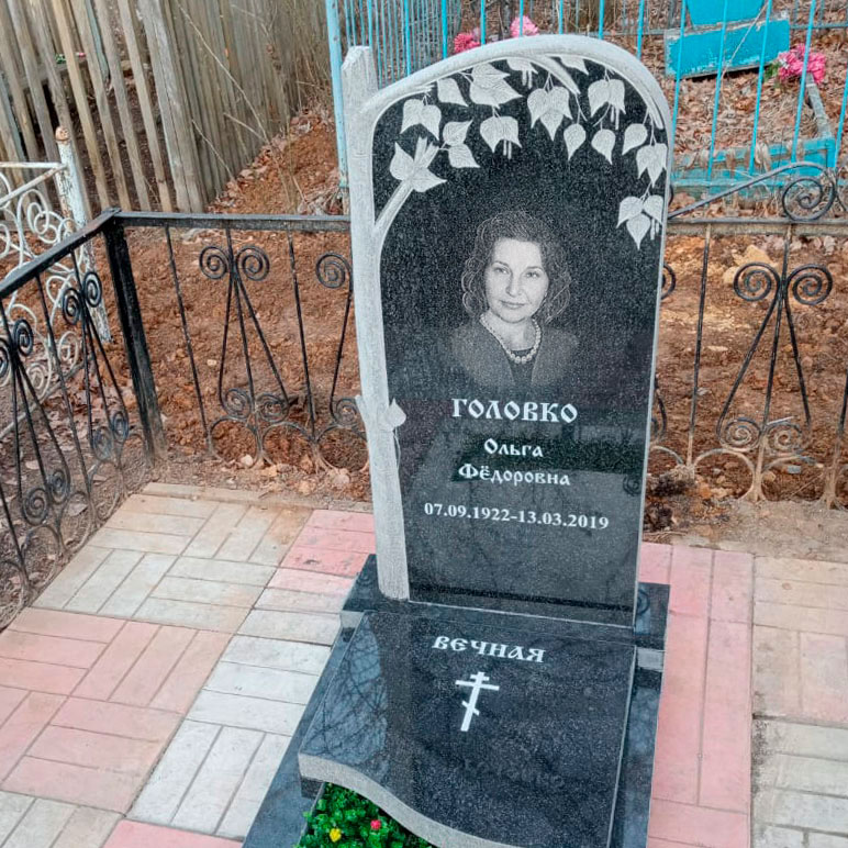 Гранитный памятник с деревом березы