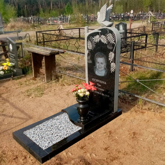 Гранитный памятник с деревом рябины и фигурной плитой на надгробии