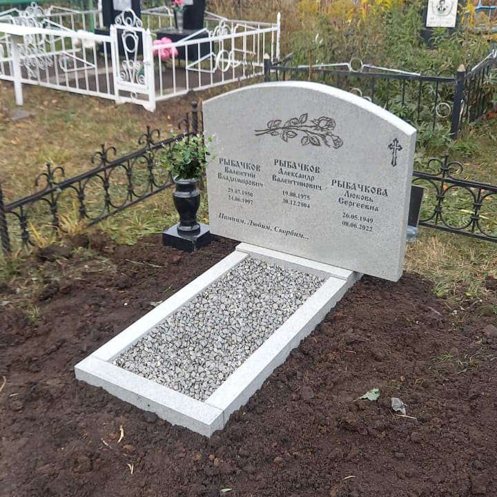 Памятник в форме купола из серого гранита для троих