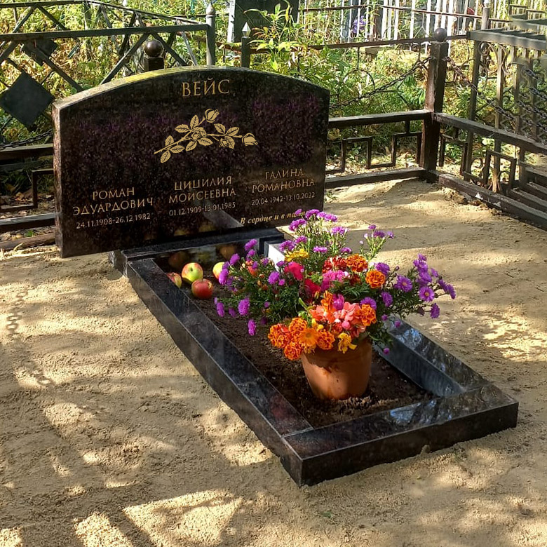 Памятник в форме купола из коричневого гранита