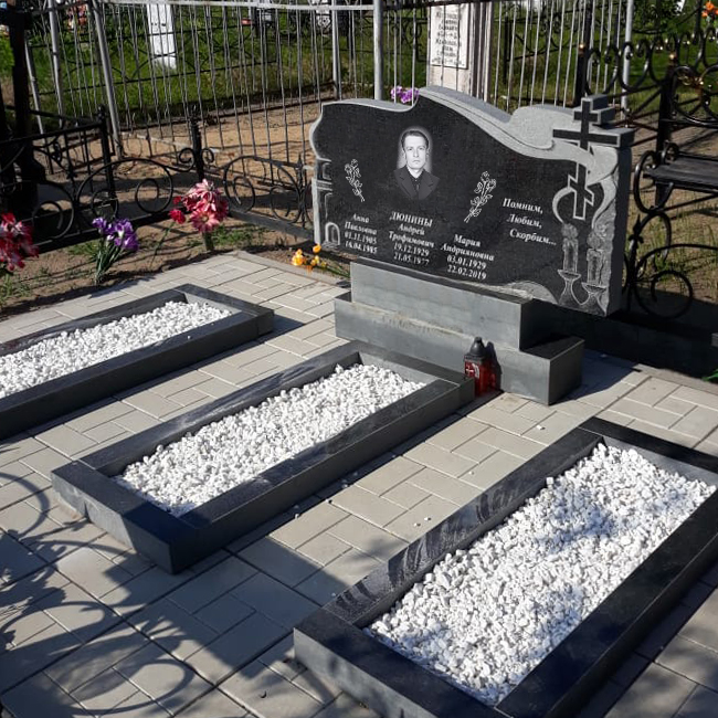 Семейный горизонтальный памятник для троих человек