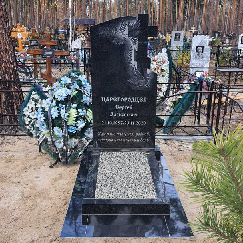 Красивый гранитный памятник с крестом