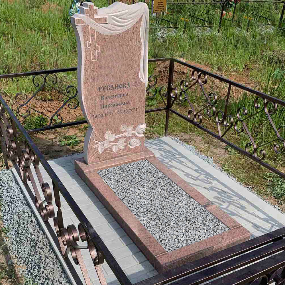 Резной розовый памятник