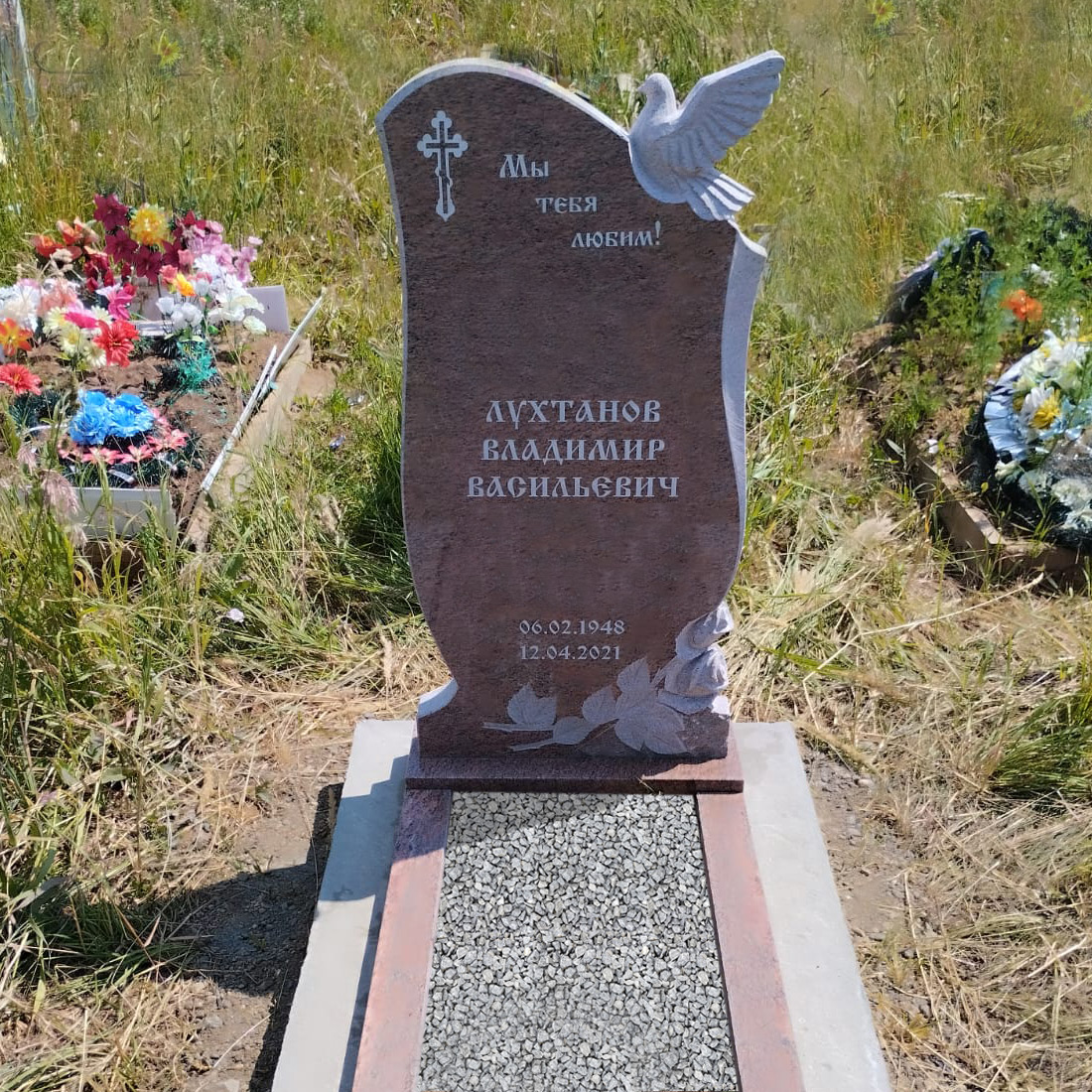 Резной памятник с парящим голубем из розового гранита Резной памятник с парящим голубем