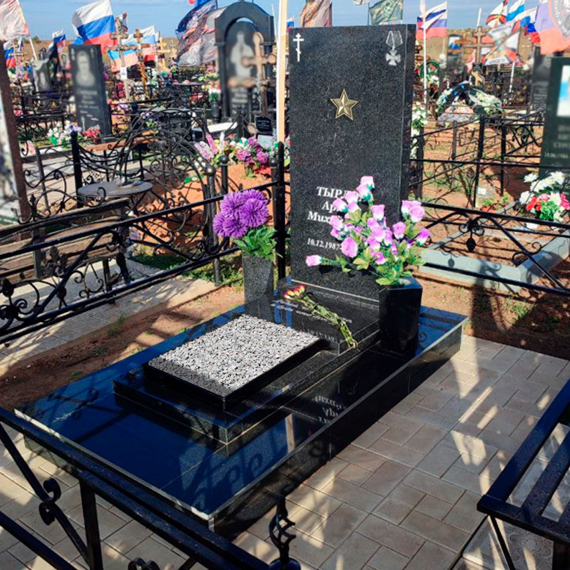 Прямоугольный памятник из гранита