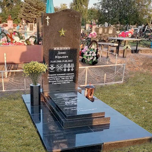 Памятник военному на кладбище