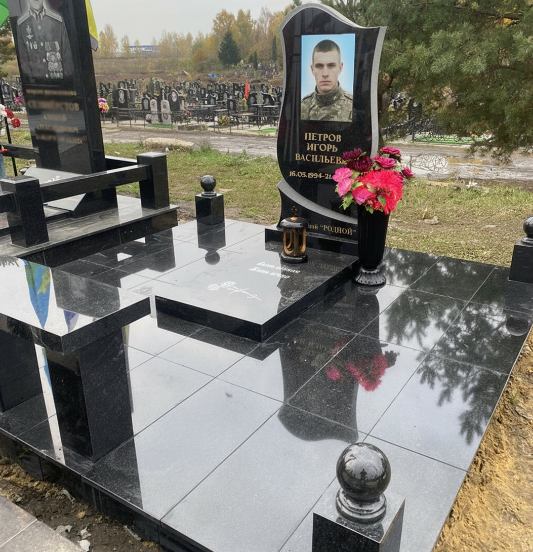 Гранитный памятник военнослужащему
