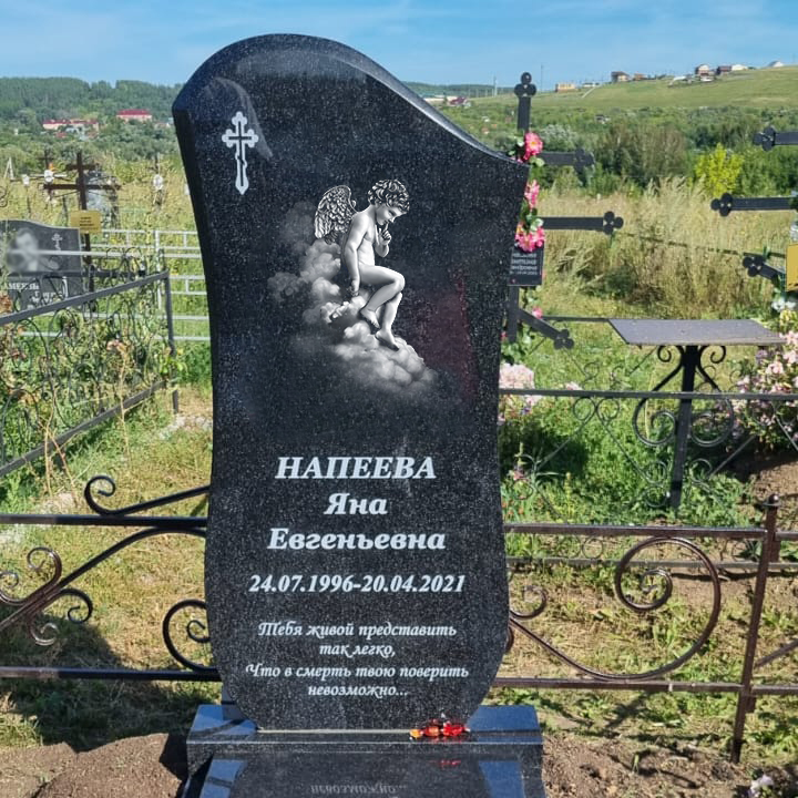 Памятник женщине с ангелом и крестом