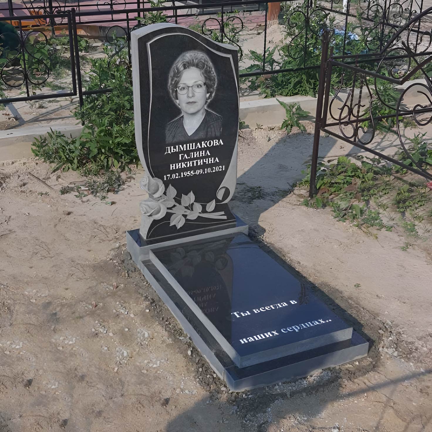 Памятник с розами