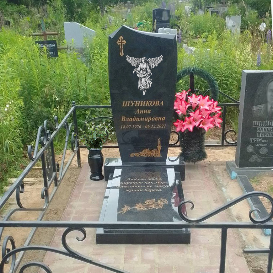 Памятник из черного гранита