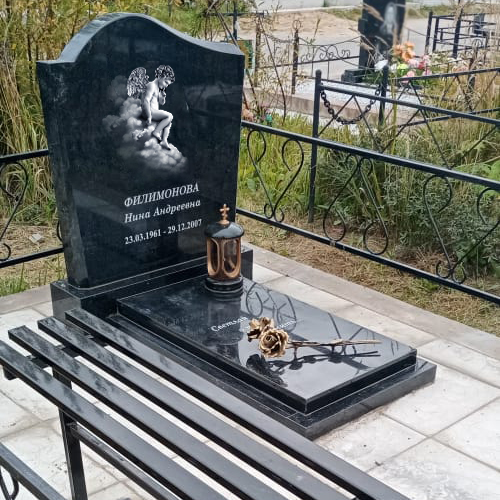 Памятник из габбро-диабаза с ангелом в форме волны Памятник с ангелом