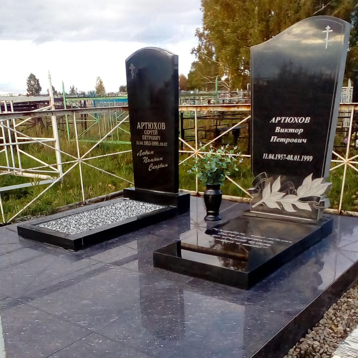 Памятник с резной ветвью