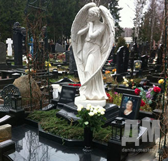 Памятник в Москве на кладбище