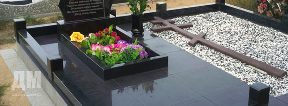 Памятник из черного гранита, установленный на кладбище, консультация Тверь