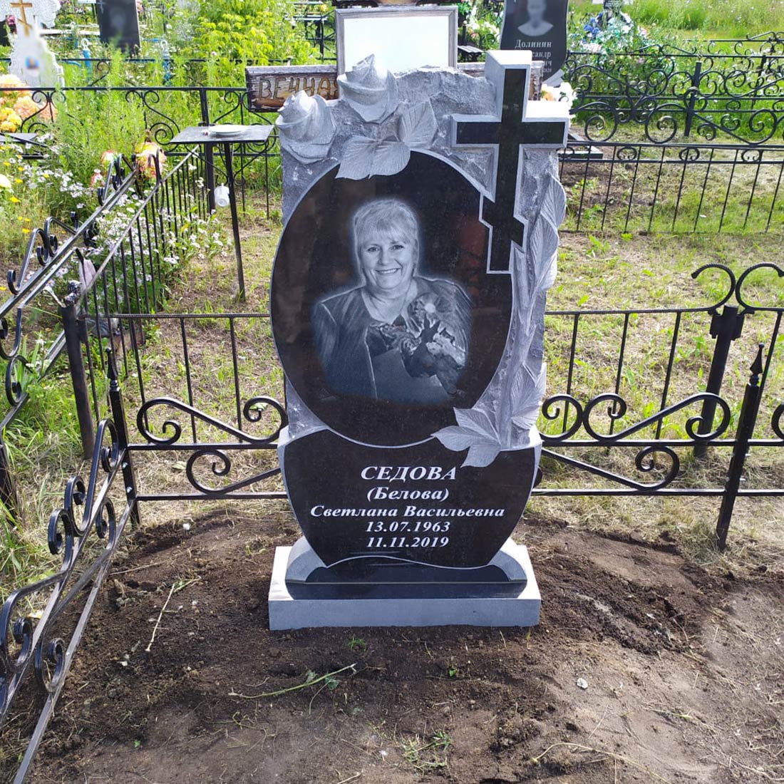 Памятник с барельефом