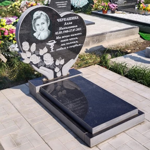 Памятник из гранита в виде сердца