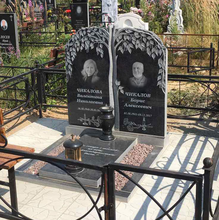 Два зеркальных памятника