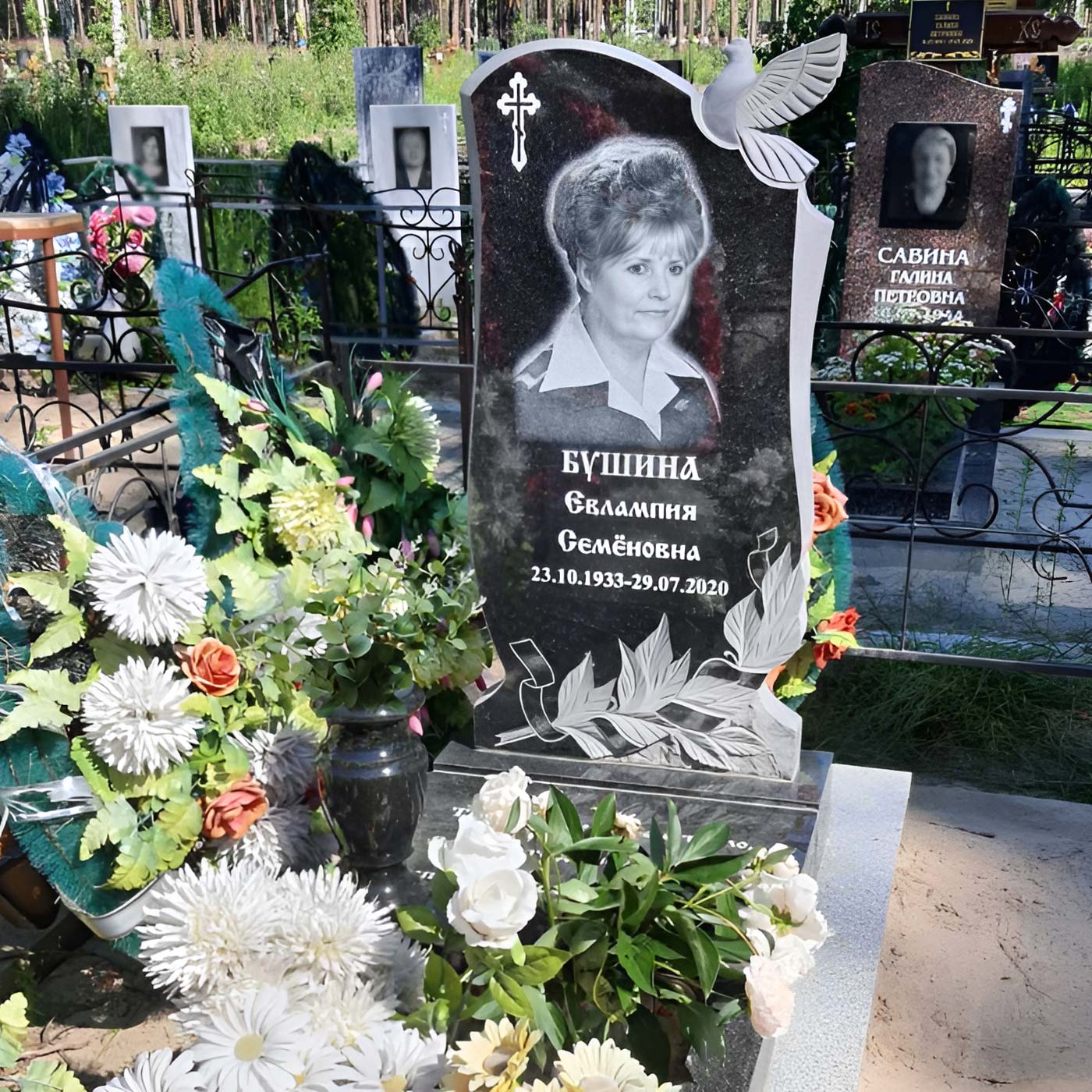 Резное гранитное надгробие