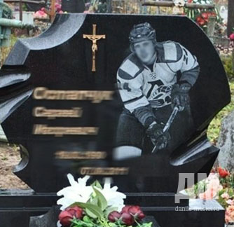 памятник хоккеисту