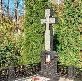 Фундамент для креста на кладбище